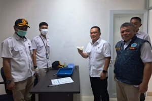 Bupati Kuningan didampingi Kepala BNN Kuningan saat tes urine pejabat eselon II dan III.